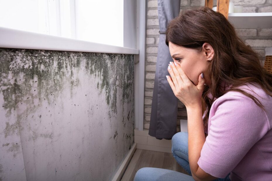 Schimmelarten in der wohnung, frau dabei entsetzt