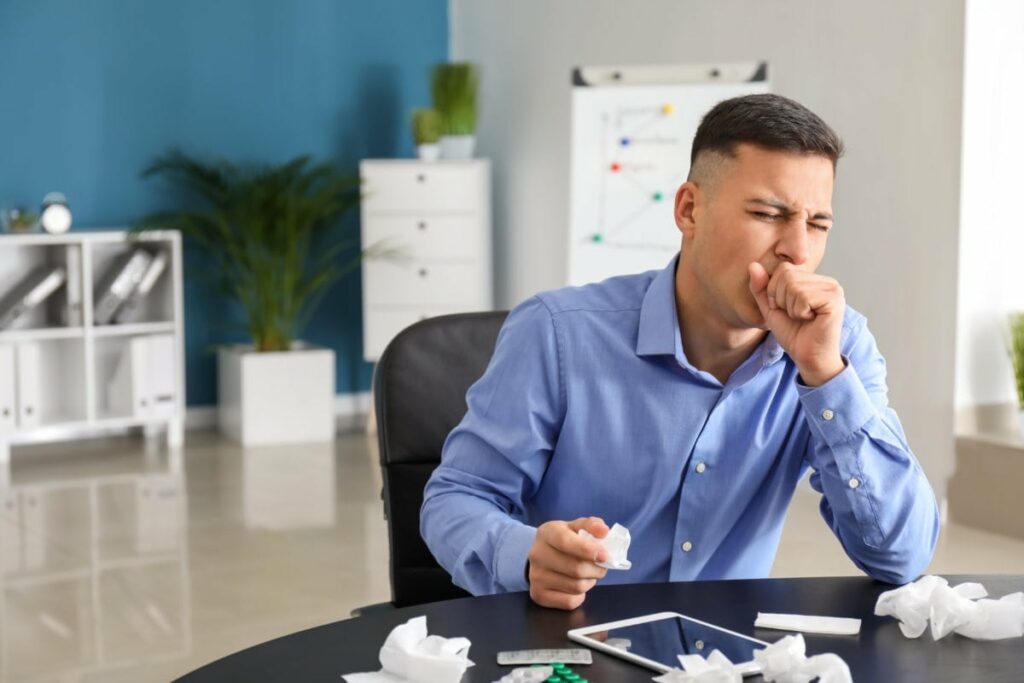Kranker Mann im Büro