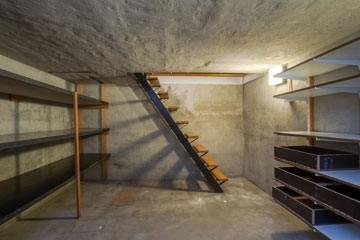 Keller mit Holztreppen