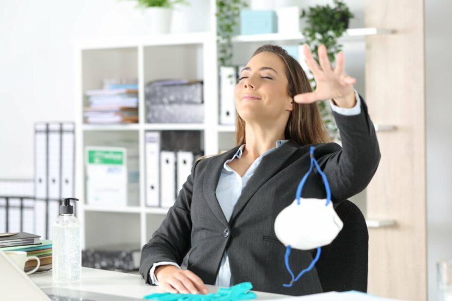 Frau ohne Maske im Büro