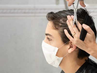 Haareschneiden mit der Maske