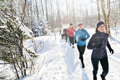 Menschen laufen durch den Wald im Winter